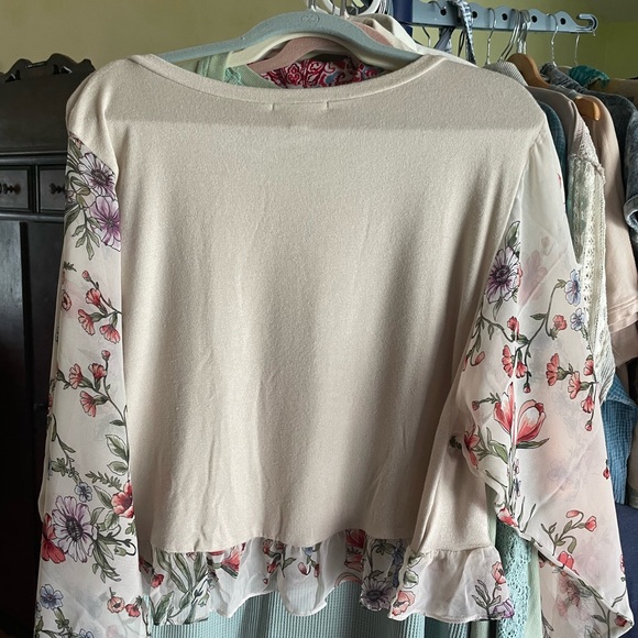 Cream Floral Sleeve Top by Cerule
Sz L . Sheer sleeve floral blue green NWT - Picture 8 of 12